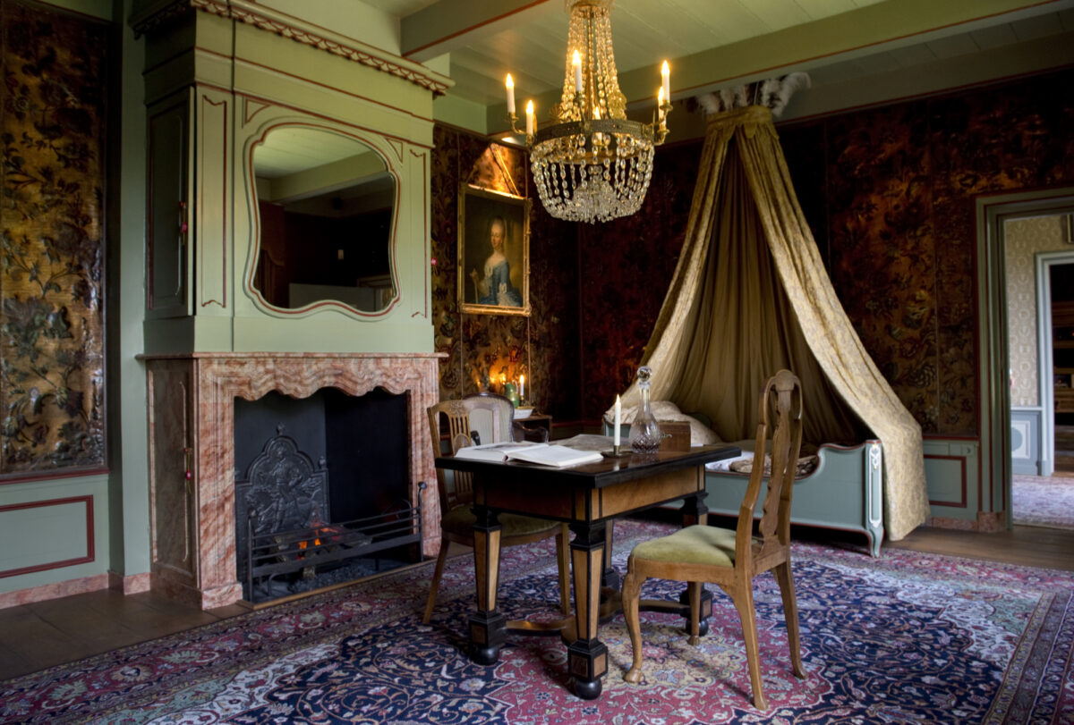 Een slaapkamer in het grootste poppenhuis van Nederland.