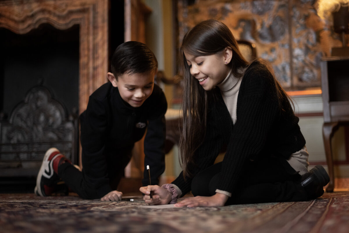 Twee kinderen spelen samen in het grootste poppenhuis van Nederland.